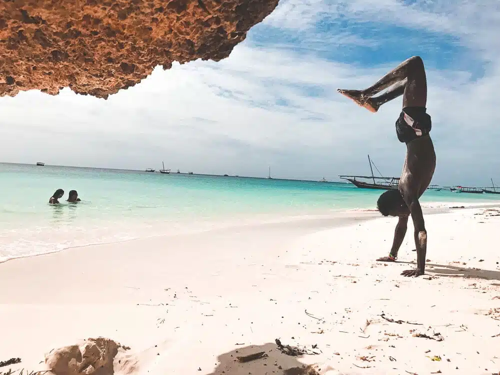 Nungwi Strand - junger Massai macht einen Handstand