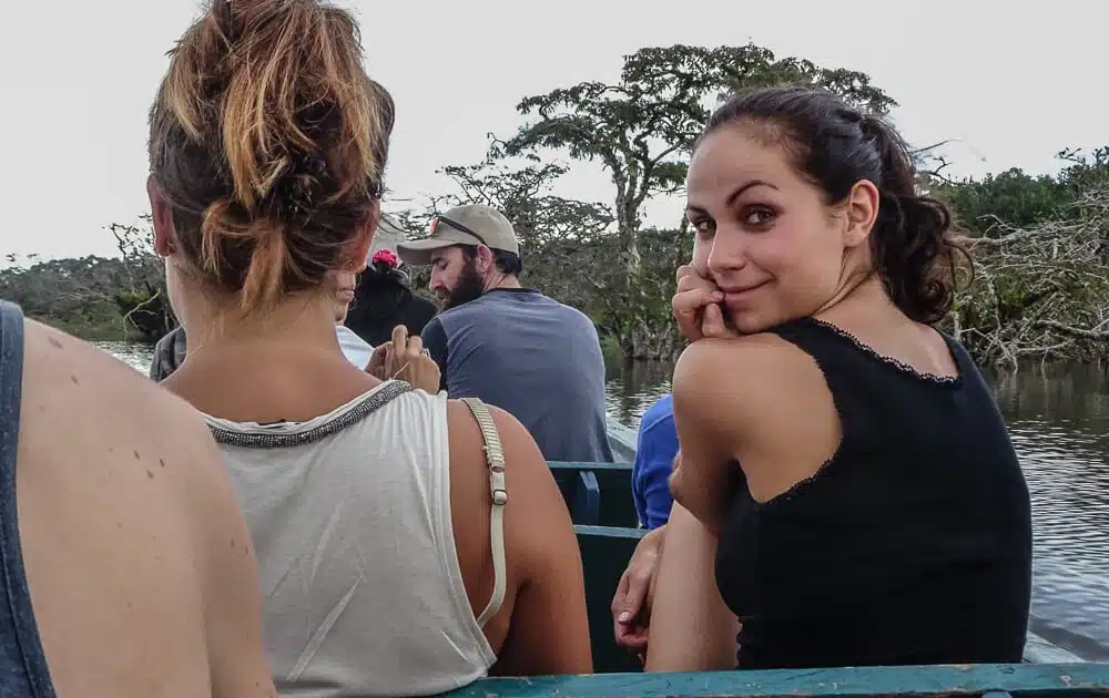 Lauri en barco en la selva tropical de Ecuador