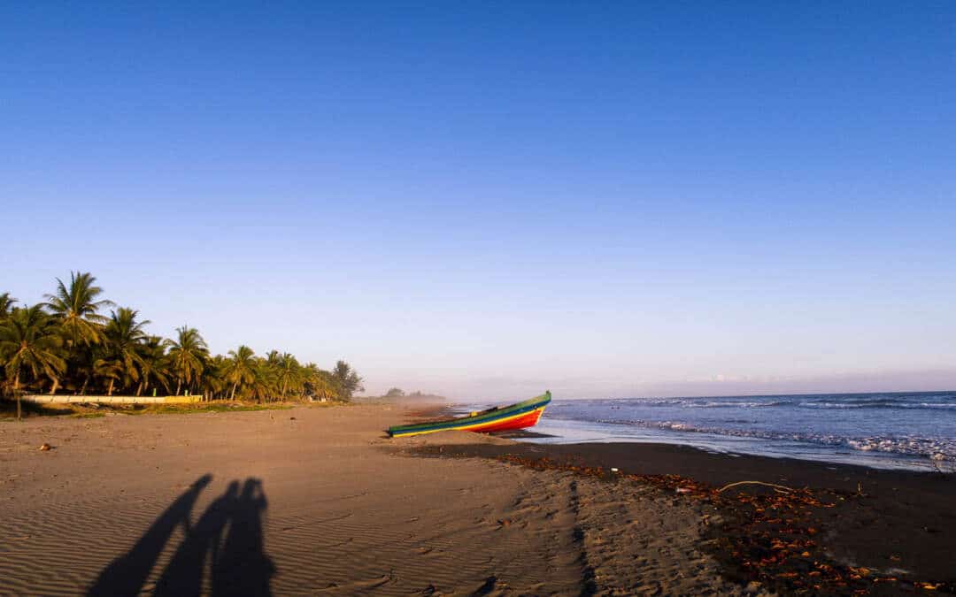 Surf en El Salvador: Descubre El Cuco y Playa Las Flores