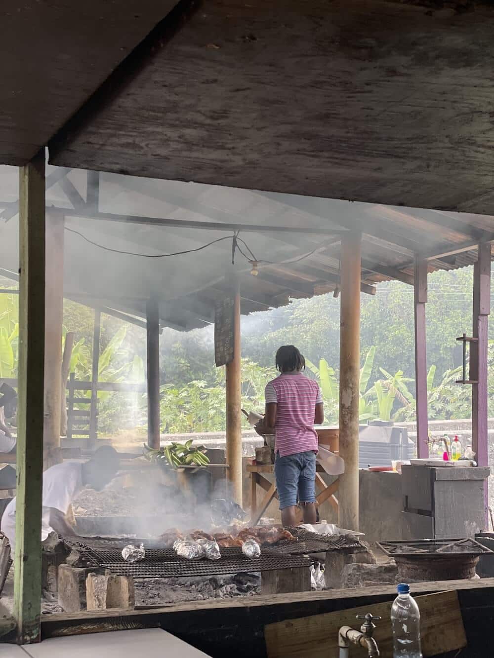 Mujer cocinando en el Boston Jerk Center de Portland Parish en Jamaica