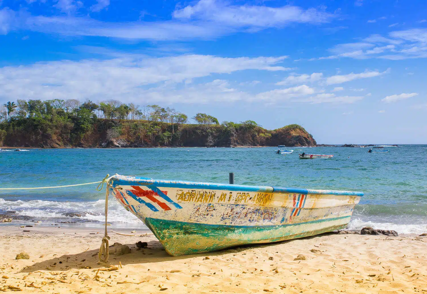 Boot am Strand von Montezuma, Costa Rica