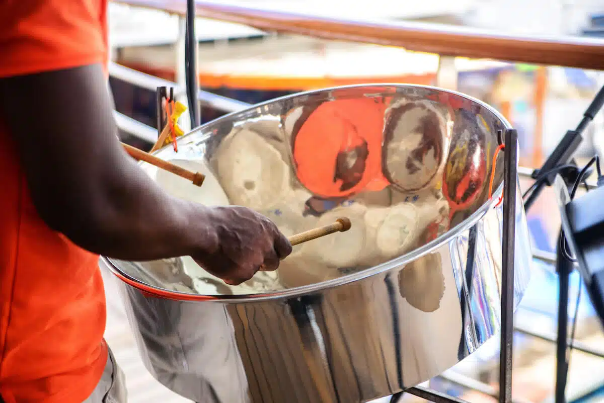 Hombre tocando steel pan