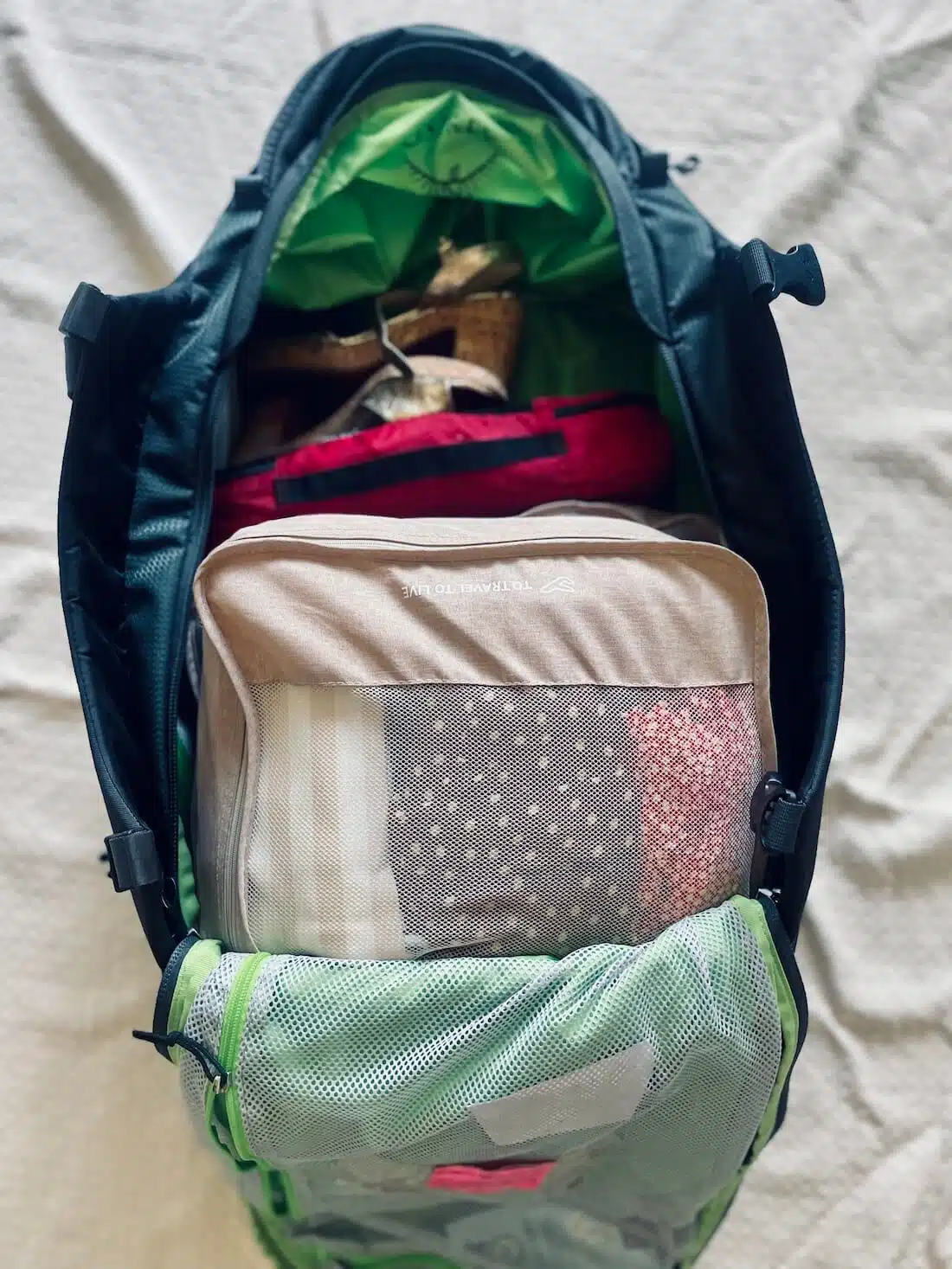 Rucksack offen mit Packwürfeln