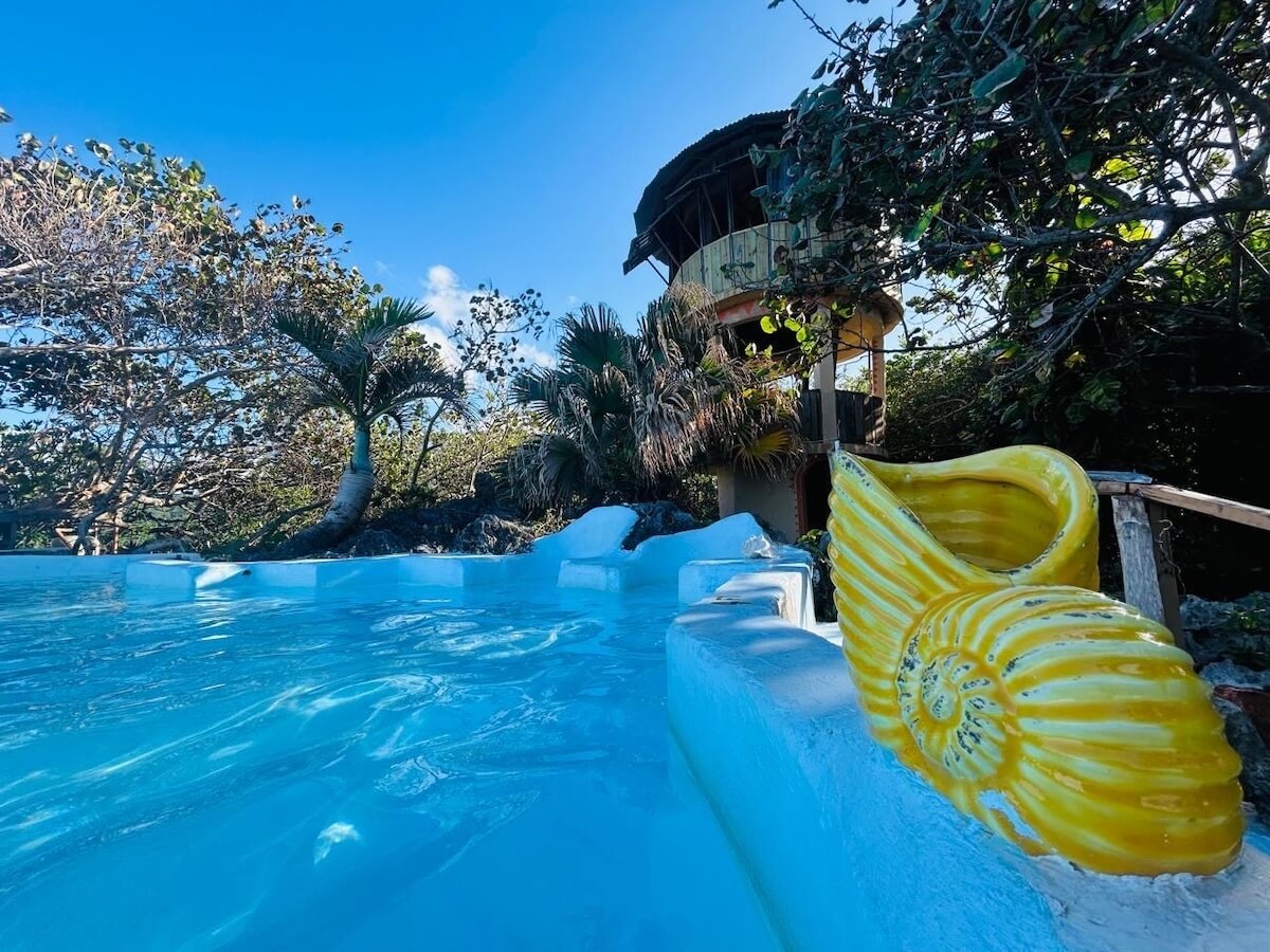 Great Huts: Eco Paradise on the Edge